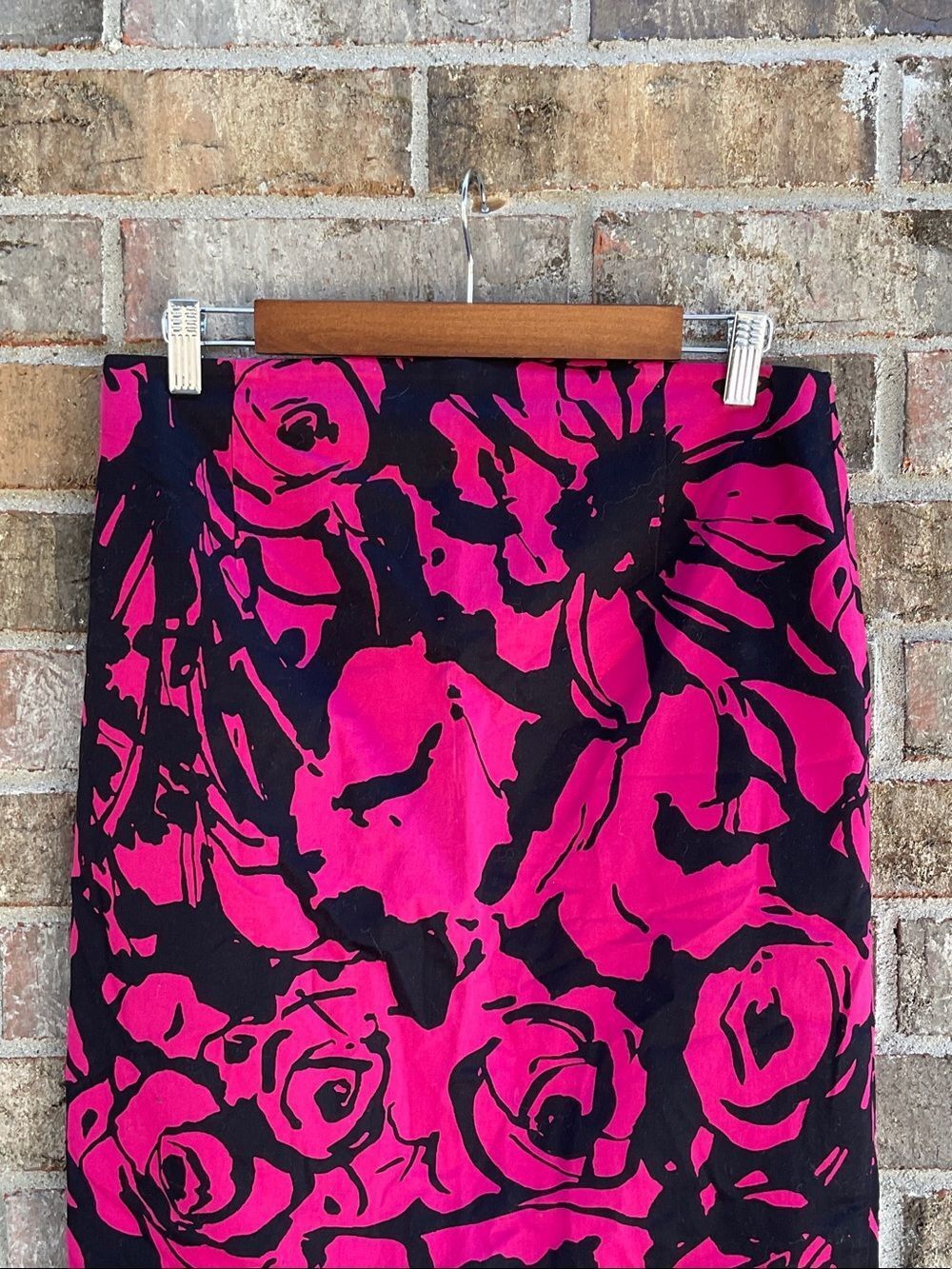 Take 50% OFF-Express Bold Pink and Black Floral Pencil Skirt, Size-8 - Picture 3 of 7